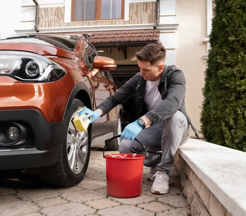 Lavage auto à domicile Mandres-la-Côte : professionnel intervenant sur un véhicule